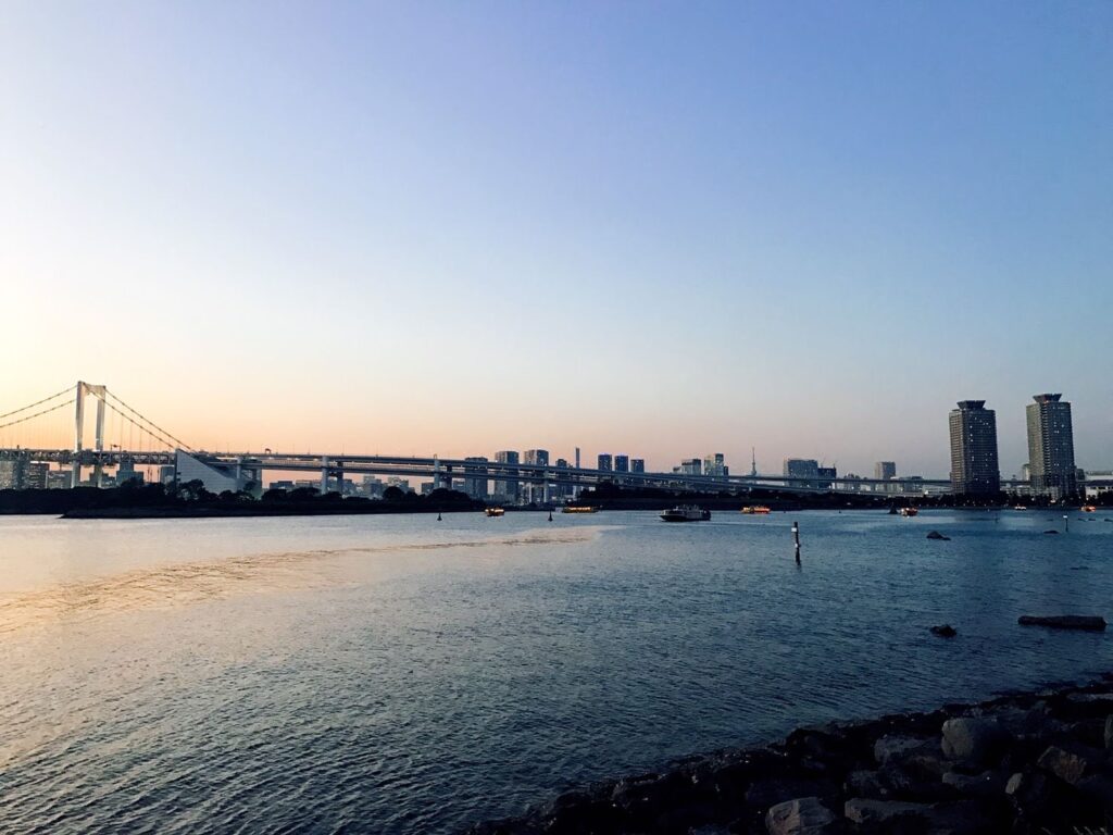 東京湾から見たレインボーブリッジと夕陽
