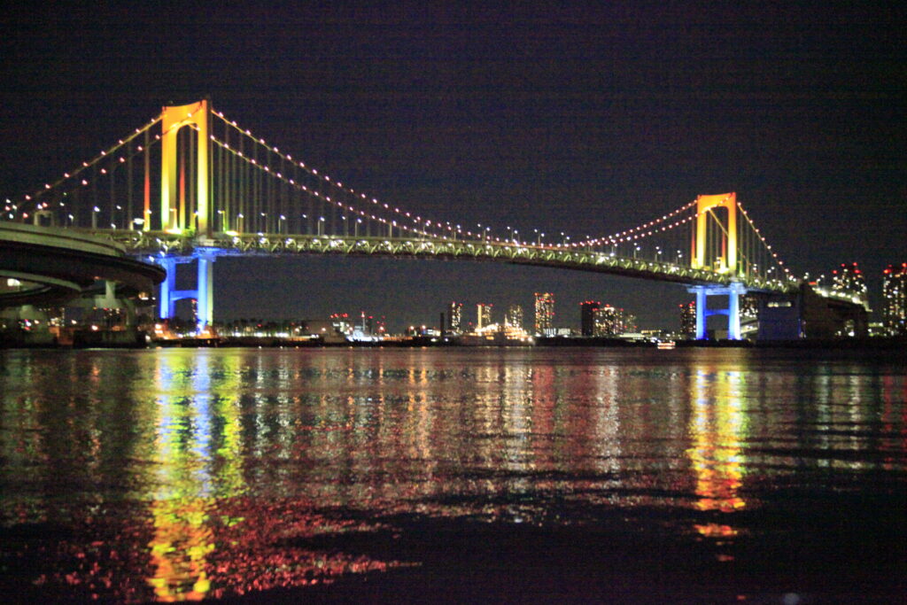 東京湾に浮かぶ船上から見た、レインボーブリッジ