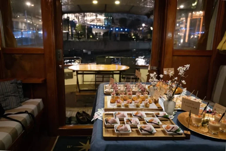 夕飯の配膳風景
