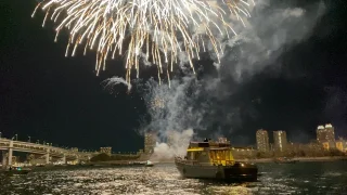 花火の下に停泊する船